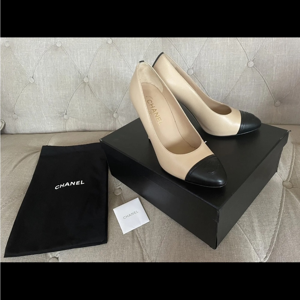 Chanel 18C Classic CC Lambskin Leather Two Tone Heels Size 38.5/US 8 - Picture 2 of 12